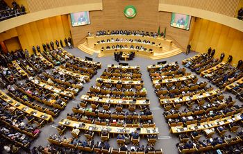 يحضر المندوبون الجلسة الافتتاحية للقمة الثالثة والثلاثين للاتحاد الأفريقي في مقر الاتحاد الأفريقي في أديس أبابا ، إثيوبيا يوم الأحد 9 فبراير 2020. . (صورة AP)