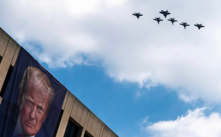 Des F-18, des F-35 et un F-22 survolent un portrait du président américain Donald Trump, accroché sur le bâtiment du département américain du Travail, à proximité de la Great American State Fair sur le National Mall, le vendredi 3 juillet 2026 à Washington.