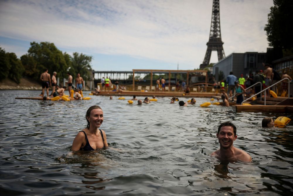 The first bathers in the Seine