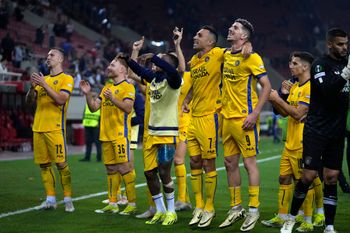 Les joueurs du Maccabi Tel Aviv célèbrent leur victoire 4-1 sur le terrain de l'Olympiakos, en Grèce, le 7 mars 2024