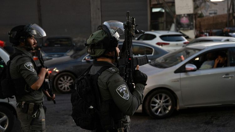 عناصر من شرطة حرس الحدود الإسرائيليين خلال عملية اعتقال عمال فلسطينيين بدون تصاريخ 