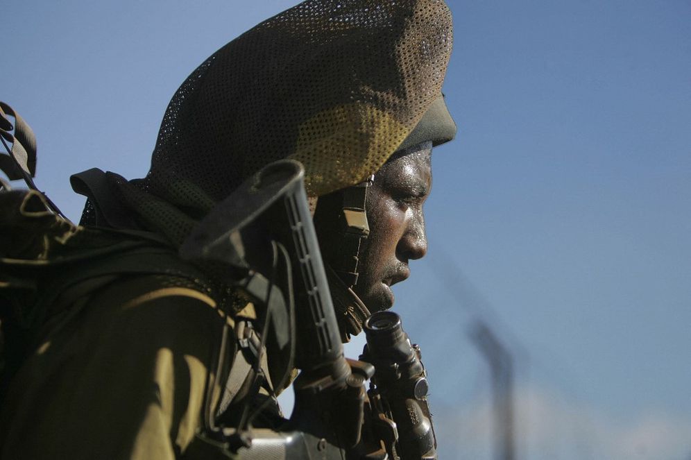An Israeli soldier crosses the border into Israel from Lebanon, on August 15, 2006.