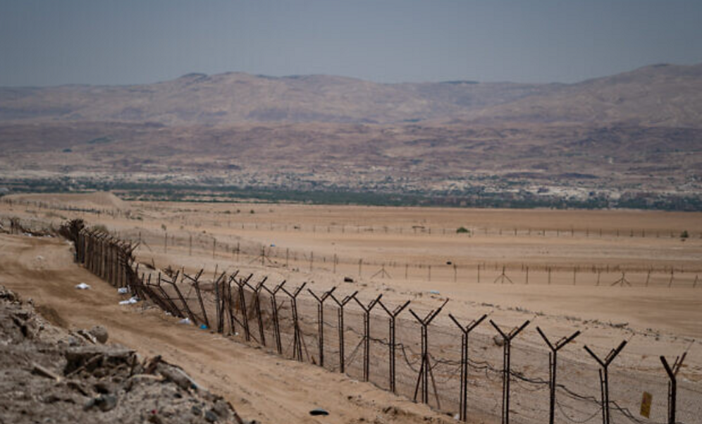 Illustration - Frontière entre Israël et la Jordanie, dans la vallée du Jourdain