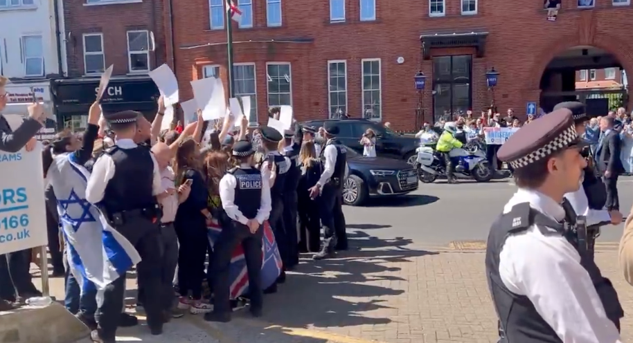 Londres : Keir Starmer hué lors de sa visite après une attaque antisémite à Golders Green