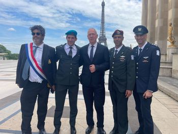 Le ministre israélien de la Défense entouré du député Meyer Habib et de hauts gradés israéliens à Paris, le 18 juin 2023