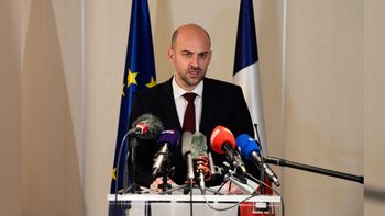 وزير الخارجية الفرنسي جان نويل بارو يتحدث إلى وسائل الإعلام في مطار بن غوريون في مارس 2026