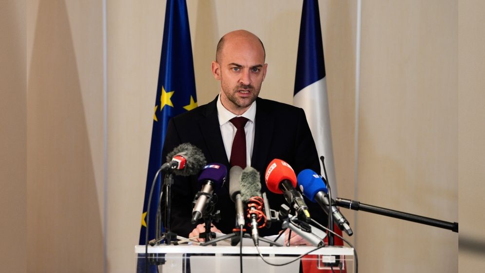 وزير الخارجية الفرنسي جان نويل بارو يتحدث إلى وسائل الإعلام في مطار بن غوريون في مارس 2026