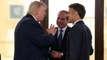 Le président américain Donald Trump, le président égyptien Abdel Fattah al-Sissi (au centre) et le président français Emmanuel Macron, lors d'une réunion des dirigeants du G7 et du Moyen-Orient à Évian-les-Bains, en France, le  16 juin 2026