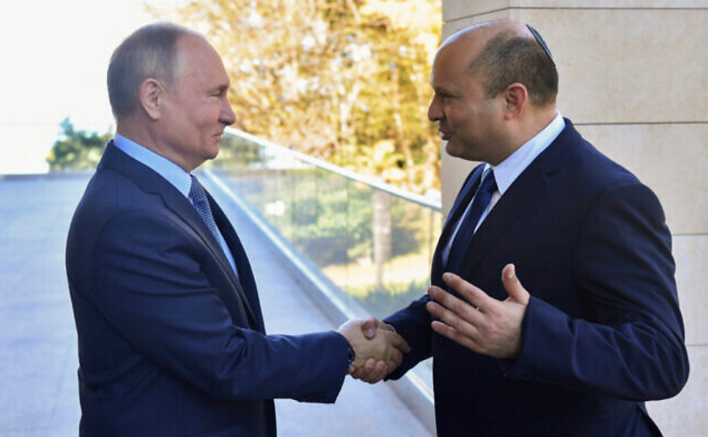 Le président russe Vladimir Poutine, à gauche, et le Premier ministre Naftali Bennett se serrent la main lors de leur rencontre à Sotchi, en Russie, vendredi 22 octobre 2021.