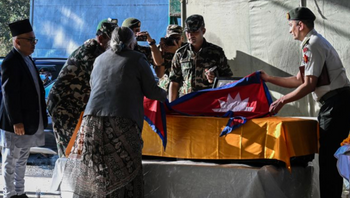Les membres de la famille rendent un dernier hommage au cercueil de Bipin Joshi, un étudiant népalais décédé alors qu'il était retenu en otage à Gaza, à l'aéroport international Tribhuvan de Katmandou, le 20 octobre 2025. 
