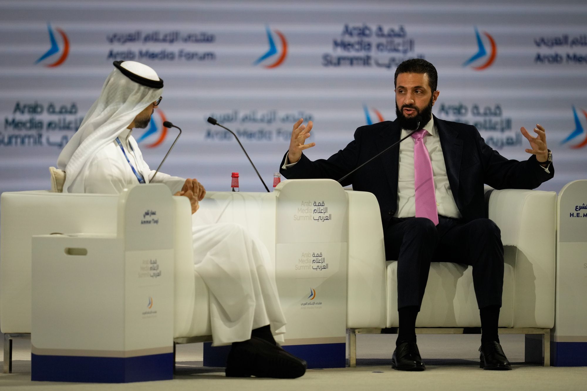 Al-Sharaa erklärt, dass Syrien „neu geboren“ ist, nachdem die Sanktionen aufgehoben wurden, und skizziert Wirtschaftswachstumspläne beim Gipfel in Dubai.