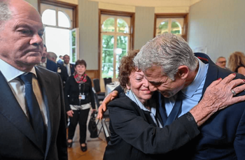 Yaïr Lapid avec une survivante de la Shoah le 12 septembre 2022 à Berlin