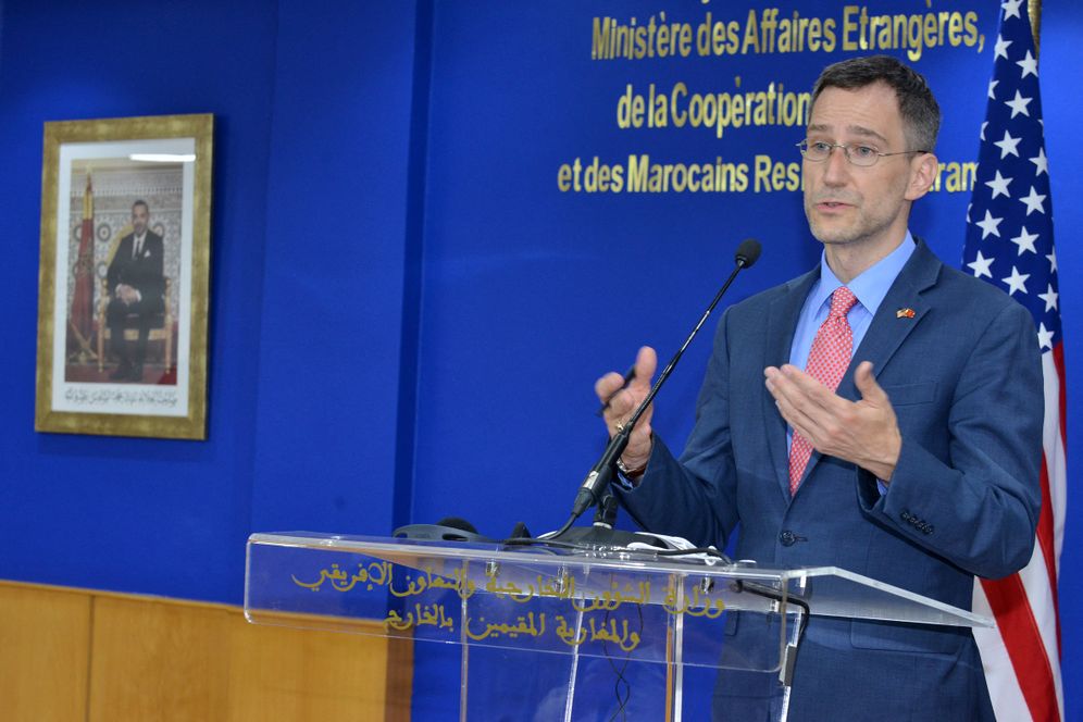Le haut responsable du département d'État américain Joey Hood tient une conférence de presse lors de sa visite au Maroc, à Rabat le 28 juillet 2021