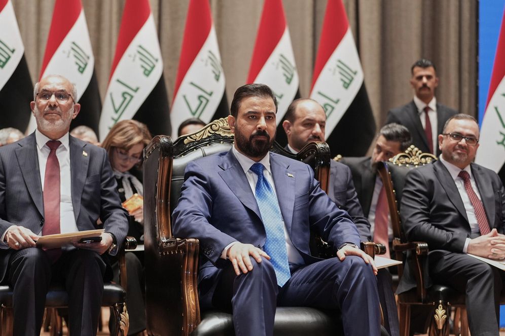 Iraqi Presidency Office via AP رئيس الوزراء العراقي المكلف علي الزيدي، في الوسط، يحضر جلسة البرلمان لتقديم حكومته في بغداد، العراق، الخميس 14 مايو 2026