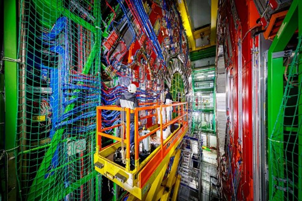 Les ingénieurs travaillent sur l'assemblage du détecteur Compact Muon Solenoid (CMS) dans un tunnel du Grand collisionneur de hadrons (LHC) à l'Organisation européenne pour la recherche nucléaire (CERN)