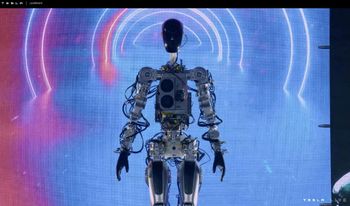 Cette capture d'écran vidéo réalisée à partir du livestream du Tesla AI Day 2022 montre le robot prototype "Bumble C" marchant sur la scène à Palo Alto, en Californie, le 30 septembre 2022.