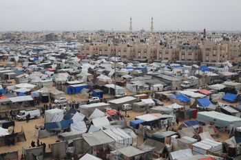 مخيم في رفح يأوي الفلسطينيين الذين نزحوا بسبب العملية الإسرائيلية في غزة في 27 فبراير 2024