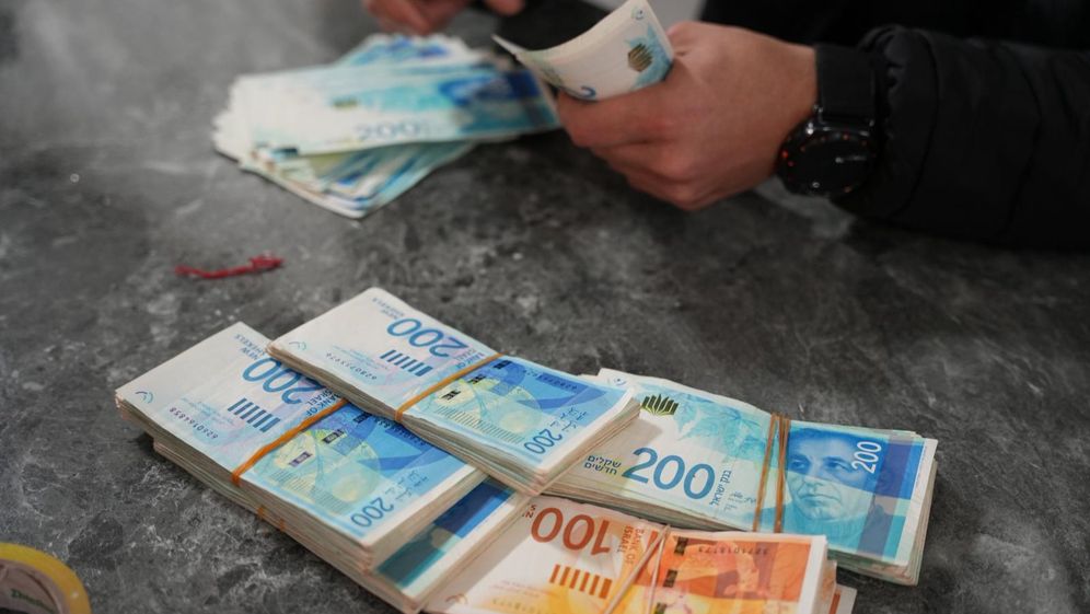 ضبط أموال نقدية خلال مداهمة استهدفت أفراد عصابة الابتزاز