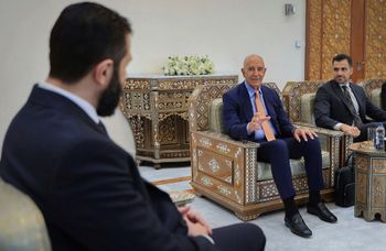 في هذه الصورة التي نشرتها وكالة الأنباء السورية الرسمية (سانا)، يظهر سفير الولايات المتحدة لدى تركيا والمبعوث الخاص إلى سوريا، توم باراك (يمين، وسط)، وهو يلتقي بالرئيس السوري المؤقت أحمد الشرع (يسار)، في دمشق، سوريا، يوم الاثنين 25 أغسطس/آب 2025.