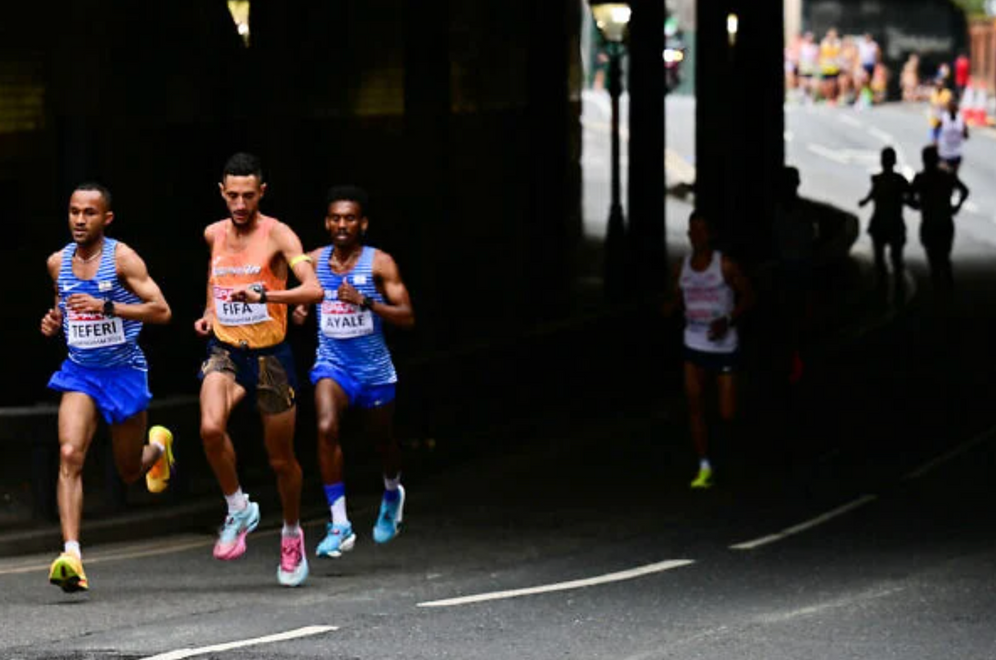 Ben Stansall/Pool via AP De gauche à droite, les Israéliens Maru Teferi et Gashau Ayale, aux côtés de l’Espagnol Ilias Fifa, participent au marathon masculin des Championnats d’Europe d’athlétisme à Birmingham, en Angleterre, le 16 août 2026.