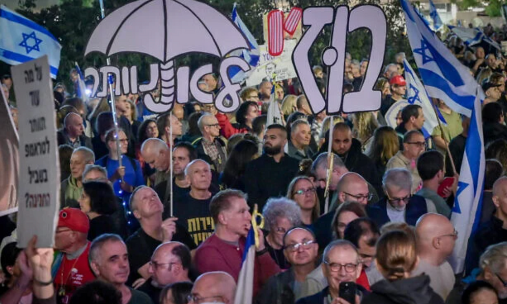 Des manifestants anti-gouvernementaux réclament la création d'une commission d'enquête nationale sur le massacre du 7 octobre, sur la place Habima à Tel Aviv, le 6 décembre 2025.