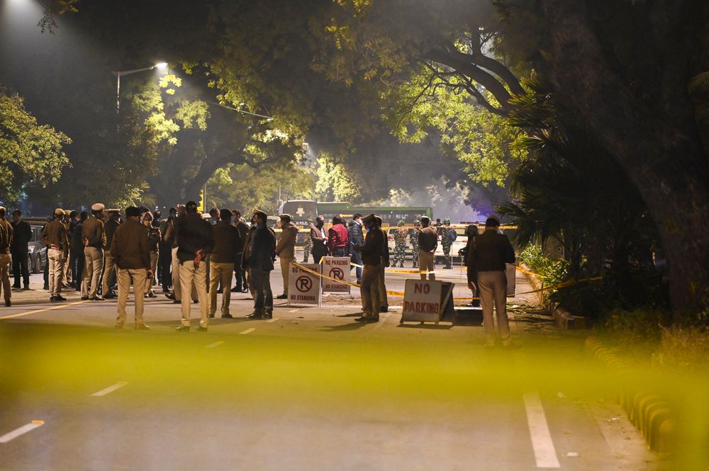 La police délimite une zone dans une rue après une explosion près de l'ambassade d'Israël à New Delhi le 29 janvier 2021