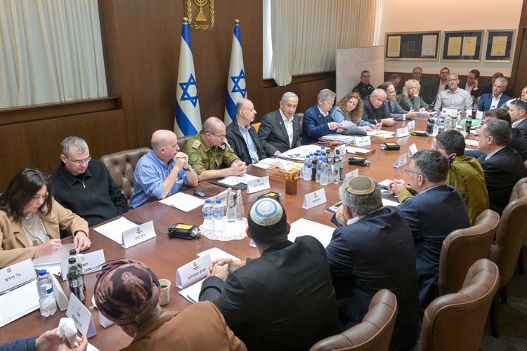 Netanyahu presiding over a meeting of the security cabinet