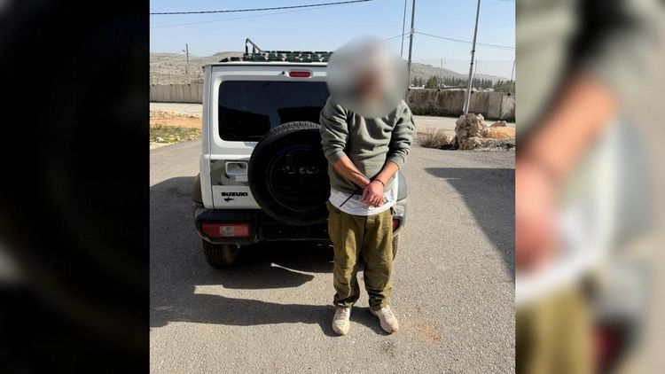 أُلقي القبض على فلسطيني من سكان سلواد بعد قيادته سيارة بدون لوحات ترخيص، وكان يرتدي زي الجيش الإسرائيلي، 1/2/2026