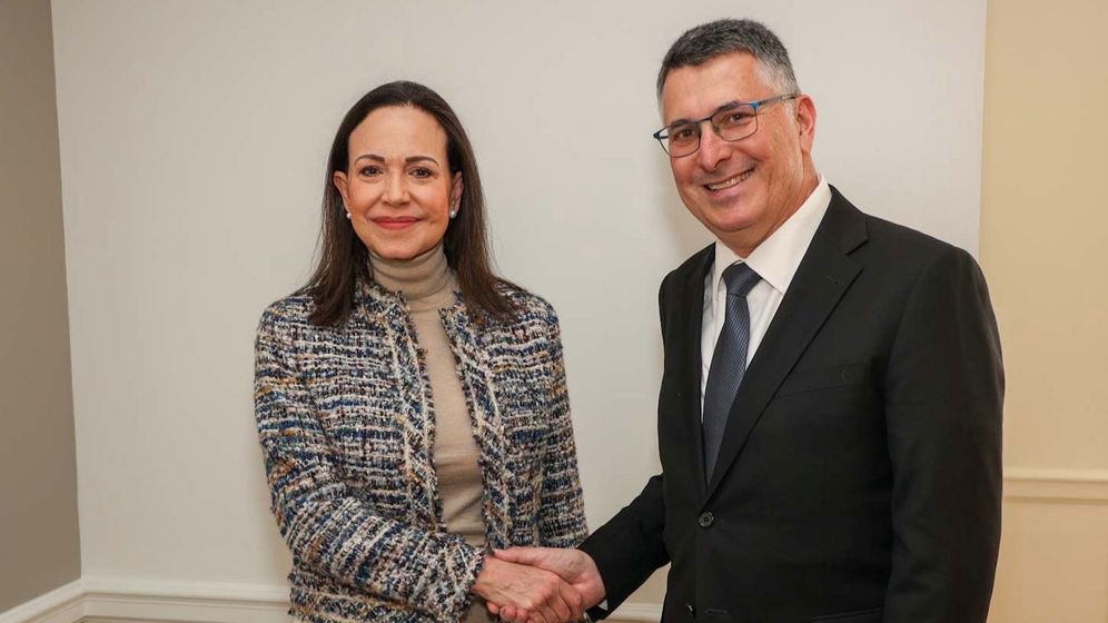 Le ministre israélien des Affaires étrangères Gideon Sa'ar et María Corina Machado, figure de l'opposition vénézuélienne