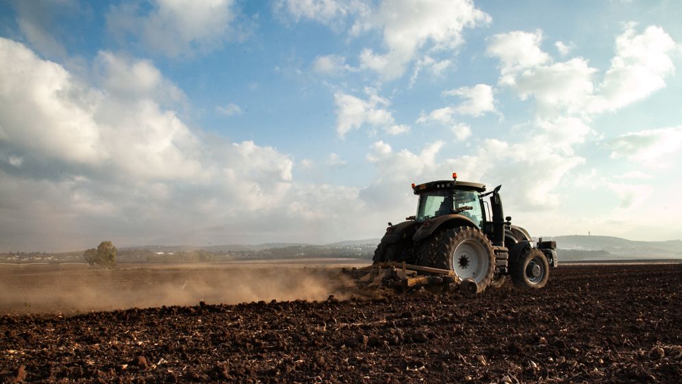 טרקטור חורש את השדות בצפון