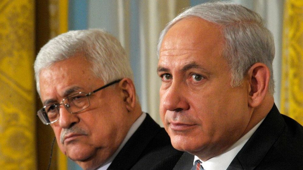 Palestinian Authority President Mahmoud Abbas (L) and Israel's then-prime minister Benjamin Netanyahu at the White House in Washington, the United States.