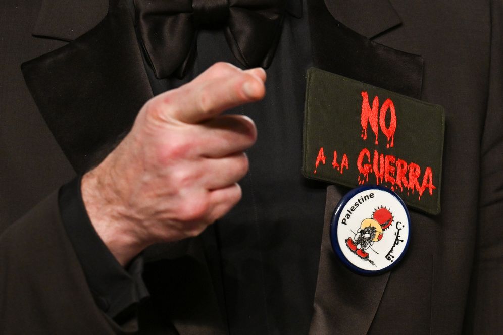 AP الدبابيس التي ارتداها خافيير بارديم في حفل توزيع جوائز الأوسكار