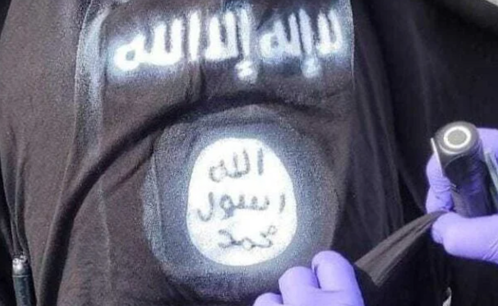 Illustration : un symbole de l’organisation terroriste État islamique sur un tee-shirt porté par un terroriste ayant attaqué des forces de sécurité au point de passage de Qalandiya, en Cisjordanie, le 7 décembre 2024. 