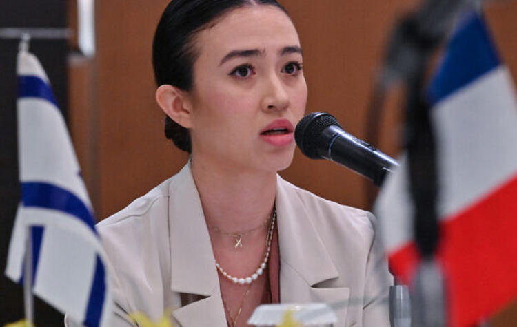 L'otage secourue Noa Argamani s'exprime lors d'une réunion avec des représentants des ambassades du G7 au cours d'une visite à Tokyo, au Japon, le 21 août 2024.
