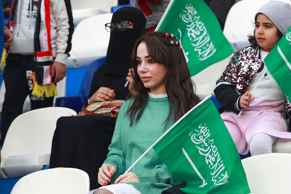 AP Photo/Nabil al-Jurani جماهير السعودية داخل الملعب ، خلال مباراة كأس الخليج العربي لكرة القدم بين عمان والسعودية على ملعب الميناء الأولمبي ، في البصرة ، العراق ، الخميس 12 يناير 2023.