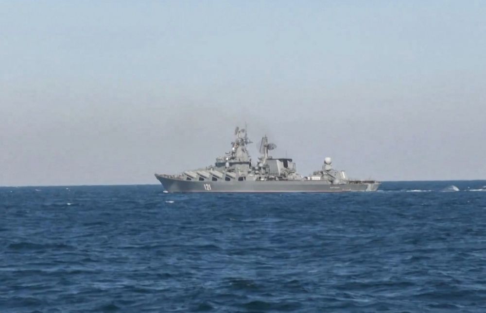 Un croiseur russe "Moskva" lors des exercices navals de la mer Noire à l'extérieur du port de Sébastopol en Crimée, le 18 février 2022.
