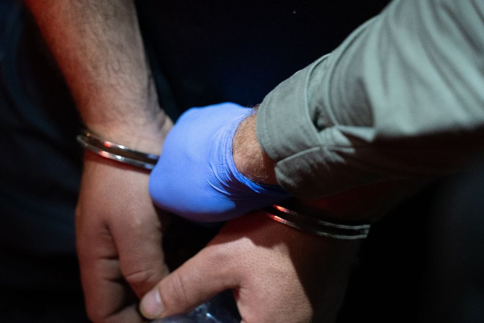 شاب بالأصفاد، صورة توضيحية (لا علاقة للشخص الظاهر بالصورة بمحتوى المقال)