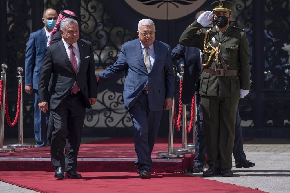 Le président palestinien Mahmoud Abbas accueille le roi Abdallah II de Jordanie, dans la ville cisjordanienne de Ramallah, le lundi 28 mars 2022
