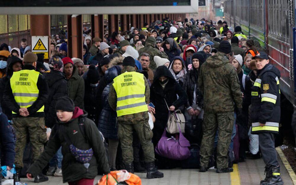 Des réfugiés ukrainiens arrivent à la garer routière de Przemysl, en Pologne, le 27 février 2022.