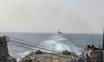 Sur cette image fournie par l'US Navy, le navire de débarquement amphibie USS Carter Hall et le navire d'assaut amphibie USS Bataan traversent le détroit de Bab al-Mandeb le 9 août 2023.