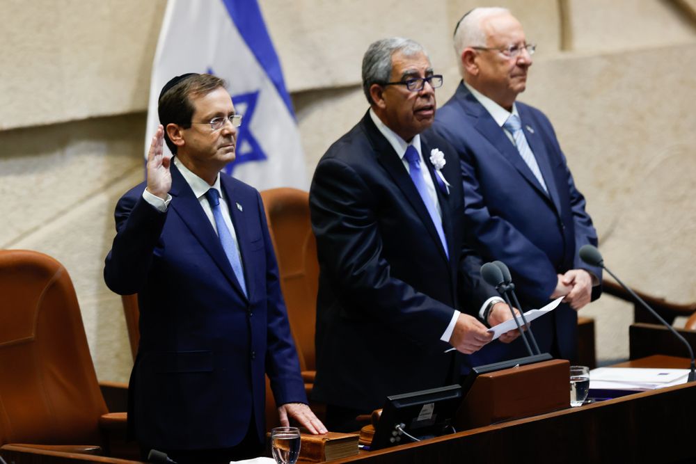 Le président israélien nouvellement élu, Isaac Herzog, prête serment devant le Parlement israélien à Jérusalem, le 7 juillet 2021