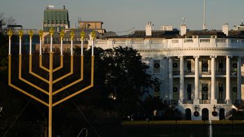 Une grande hanoukia trône devant la Maison Blanche, décembre 2025