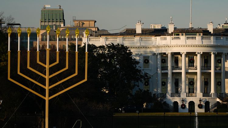 Une grande hanoukia trône devant la Maison Blanche, décembre 2025