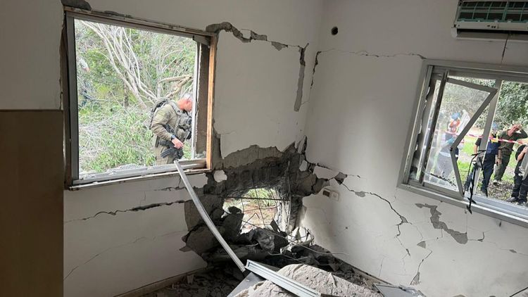 בית שנפגע מנפילת שבר יירוט במטח מאיראן לצפון, 03.04.26