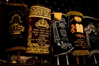 مخطوطات التوراة في تابوت كنيس إم هابونيم في الدار البيضاء ، المغرب. كانت المدينة الواقعة في مملكة شمال إفريقيا ذات يوم يزدهر فيها السكان اليهود. جولات التراث اليهودي إلى المغرب شائعة بين اليهود من أصل مغربي.