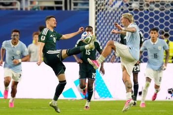 يتنافس غييرمو فاريلا لاعب منتخب أوروغواي (على اليمين) وعبد الله الحمدان لاعب منتخب السعودية على الكرة خلال مباراة كرة القدم ضمن المجموعة الثامنة من كأس العالم في ميامي غاردنز، فلوريدا، يوم الاثنين 15 يونيو 2026.