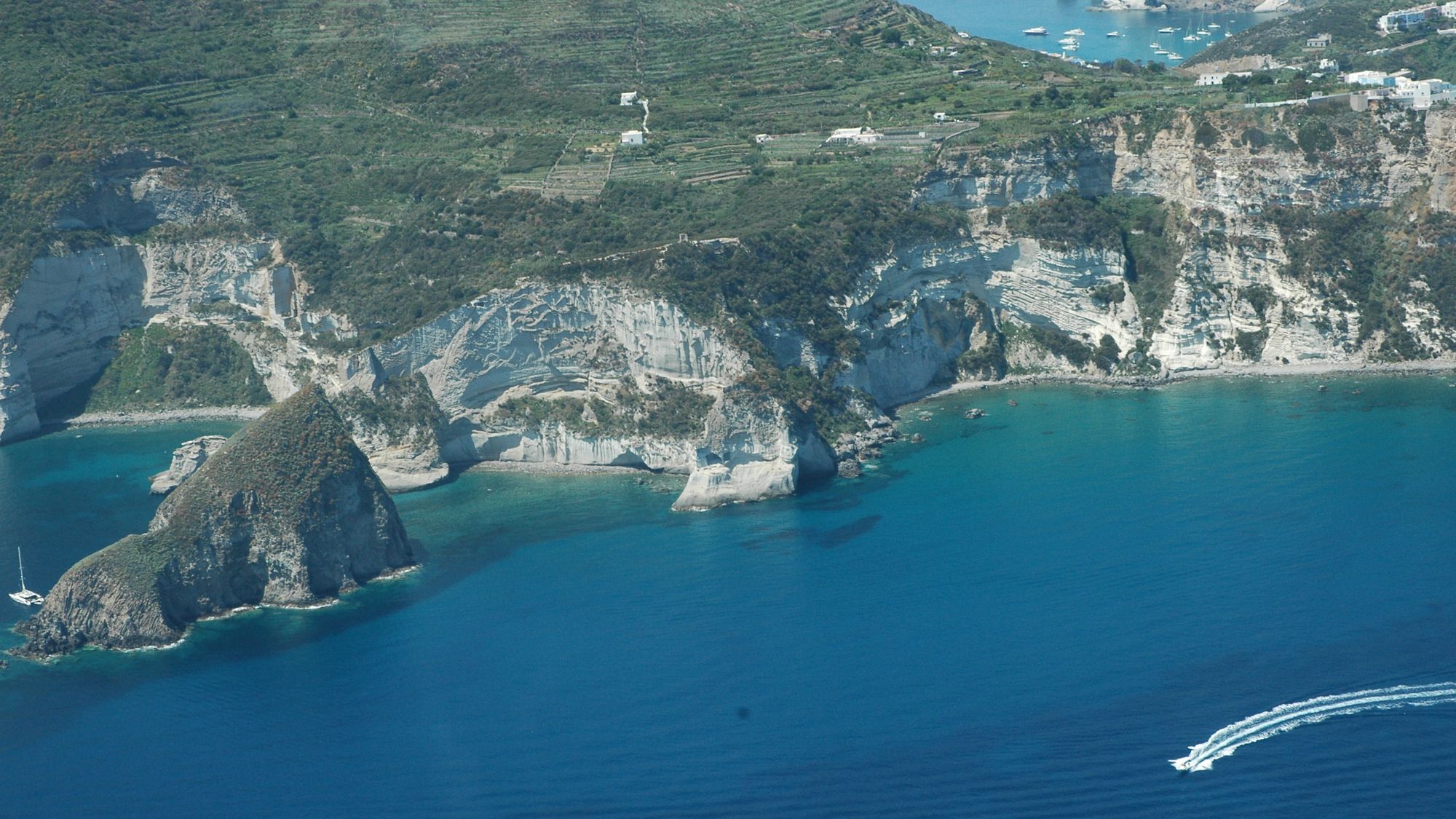 لا طرق ولا إنترنت: لماذا أصبحت هذه المنطقة الإيطالية المنعزلة الوجهة الأكثر جذبًا للسياح؟