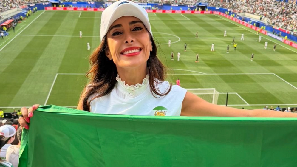 Capture d'écran X La députée belge d’origine iranienne Darya Safai affirme avoir introduit dans un stade de la Coupe du monde 2026 le drapeau historique iranien du « Lion et Soleil », malgré son interdiction par la FIFA.