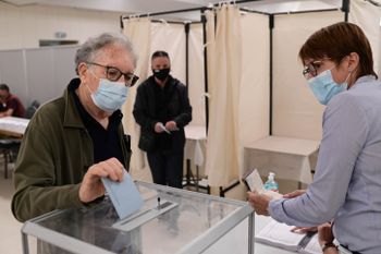 Des électeurs franco-israéliens votent au premier tour de la présidentielle à Tel-Aviv, le 10 avril 2022