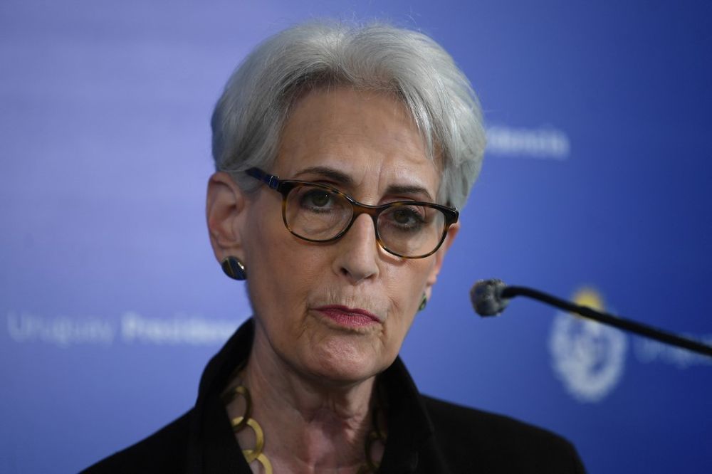 La secrétaire d'État adjointe américaine Wendy Sherman écoute une question lors d'une conférence de presse pendant sa visite officielle à Montevideo, en Uruguay, le 9 novembre 2021.